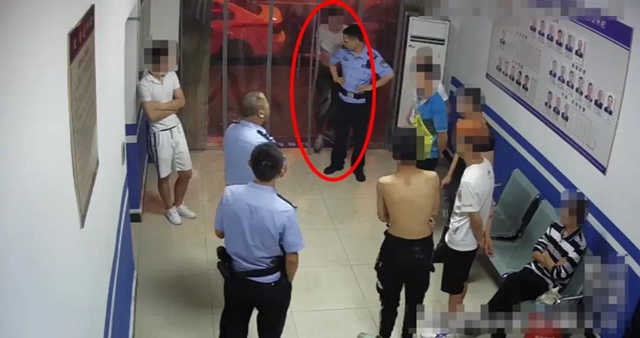 瀘州醉哥提起酒瓶，朝警車走出六親不認(rèn)的步伐……(圖2)
