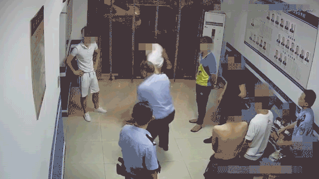 瀘州醉哥提起酒瓶，朝警車走出六親不認(rèn)的步伐……(圖3)