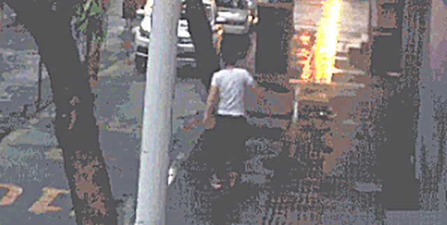瀘州醉哥提起酒瓶，朝警車走出六親不認(rèn)的步伐……(圖4)