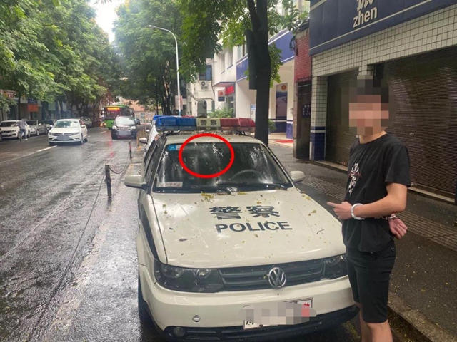 瀘州醉哥提起酒瓶，朝警車走出六親不認(rèn)的步伐……(圖7)