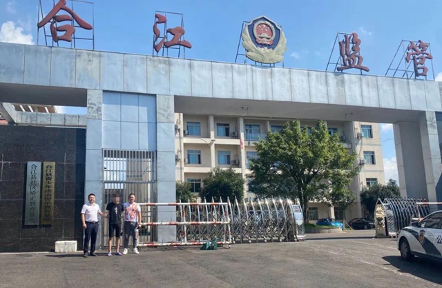 瀘州醉哥提起酒瓶，朝警車走出六親不認(rèn)的步伐……(圖8)