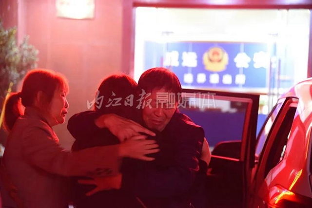 失聯(lián)21年！內(nèi)江一女子終與家人團聚，現(xiàn)場所有人濕了眼眶