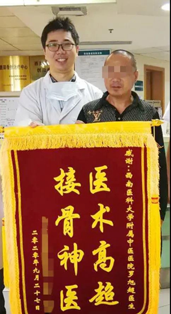 【太慘】一跤摔下去，男子下巴歪了、耳朵掉了？