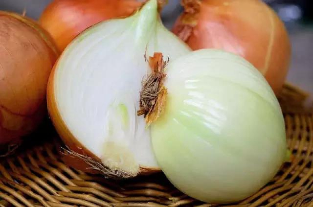 【分享】一姑娘把生洋蔥塞進(jìn)耳朵里睡覺(jué)！第二天起床后……