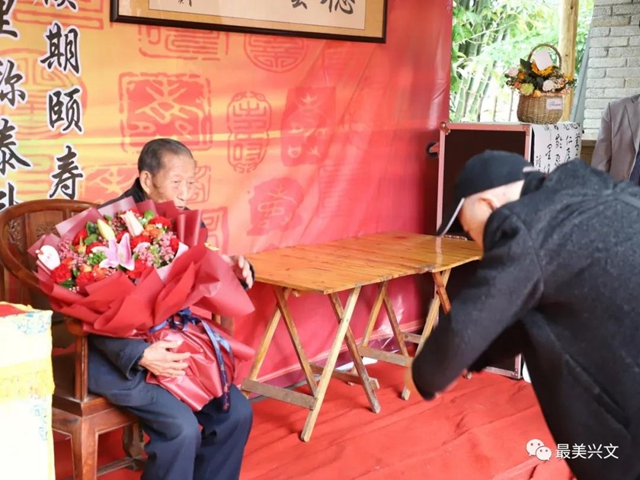 宜賓百歲老人過生日！現(xiàn)場發(fā)生這一幕令人……(圖4)