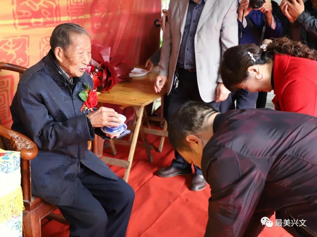 宜賓百歲老人過生日！現(xiàn)場發(fā)生這一幕令人……(圖5)