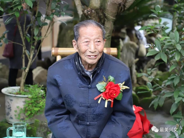 宜賓百歲老人過生日！現(xiàn)場發(fā)生這一幕令人……(圖1)