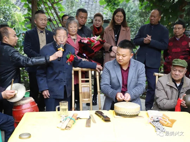 宜賓百歲老人過生日！現(xiàn)場發(fā)生這一幕令人……(圖10)
