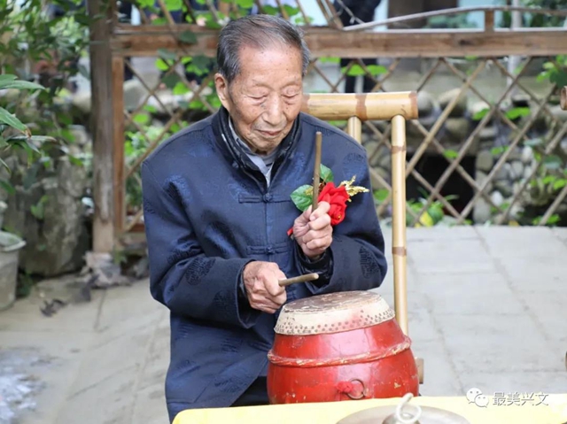 宜賓百歲老人過生日！現(xiàn)場發(fā)生這一幕令人……(圖11)