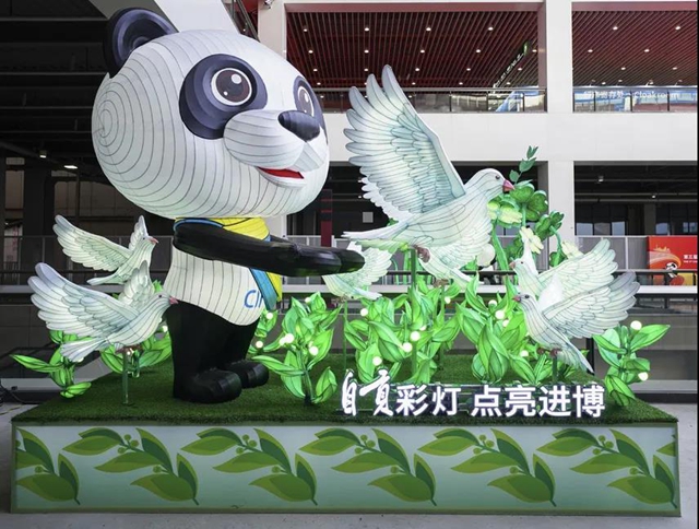自貢彩燈點(diǎn)亮＂進(jìn)博＂ 千年鹽都走向世界！(圖1)