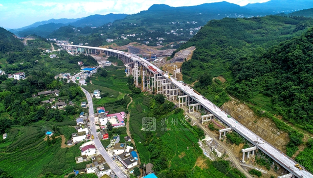 敘威高速最后一個(gè)隧道貫通！已實(shí)現(xiàn)路基全部雙幅連通(圖4)