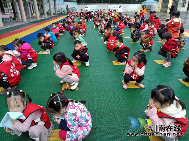 敘永縣大石鎮(zhèn)中心幼兒園開(kāi)展“119”消防安全疏散演練(圖1)