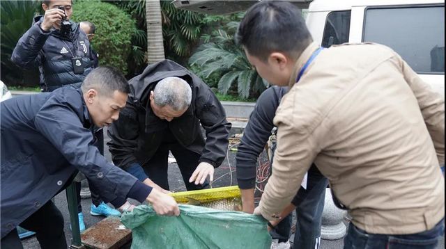 瀘州：一夜電翻近400斤魚，這兩弟兄遭了(圖4)