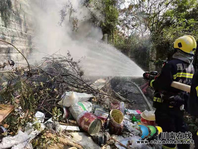 瀘州：垃圾堆發(fā)生火災(zāi)，消防員“雙槍”滅火(圖1)