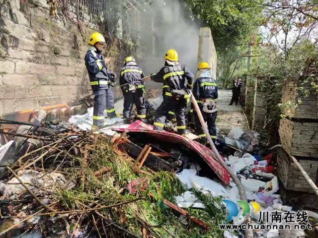 瀘州：垃圾堆發(fā)生火災(zāi)，消防員“雙槍”滅火(圖6)