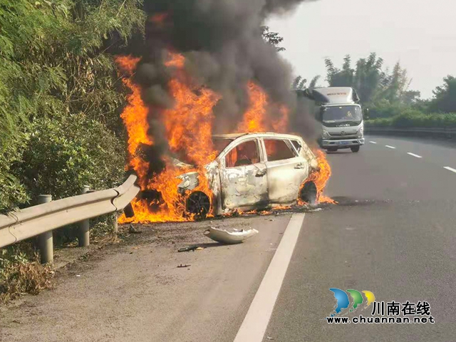 高速路上轎車撞向護(hù)欄起火燒成光架架！瀘州消防緊急救援(圖1)