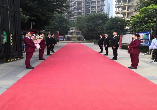 綠韻小區(qū)業(yè)主喜結(jié)連理，佳樂物業(yè)紅毯迎親送祝福(圖1)