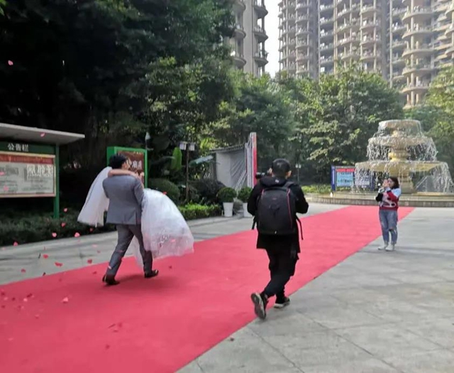 綠韻小區(qū)業(yè)主喜結(jié)連理，佳樂物業(yè)紅毯迎親送祝福(圖3)