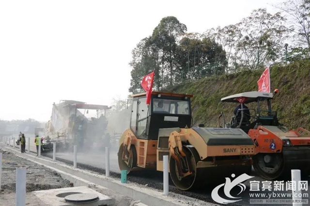 成宜高速瀝青路全幅貫通！預(yù)計(jì)下月實(shí)現(xiàn)通車！(圖3)