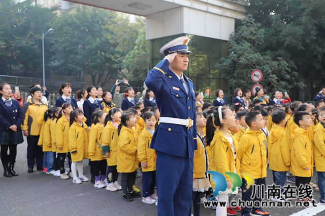 萌娃進營看新鮮！瀘州消防開展“119”消防站開放日活動(圖5)