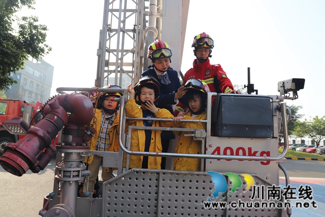 萌娃進營看新鮮！瀘州消防開展“119”消防站開放日活動(圖7)