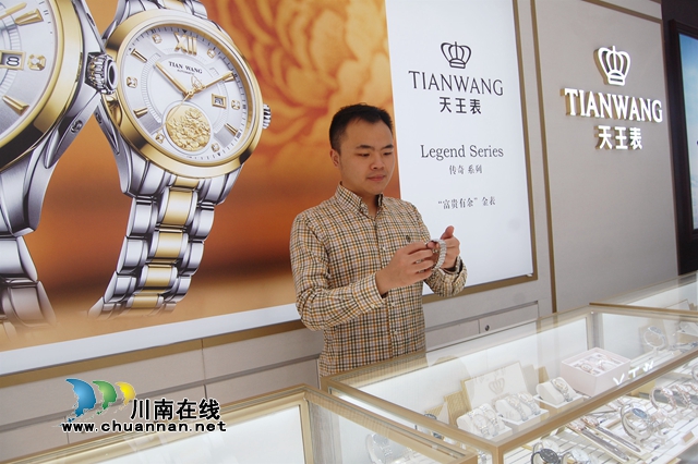 他讓老牌鐘表店起死回生！瀘州90后退伍小伙陳亮宏的手表情緣(圖2)