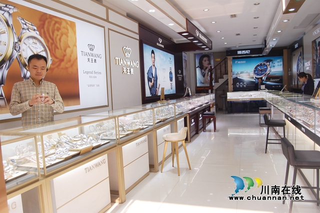 他讓老牌鐘表店起死回生！瀘州90后退伍小伙陳亮宏的手表情緣(圖3)