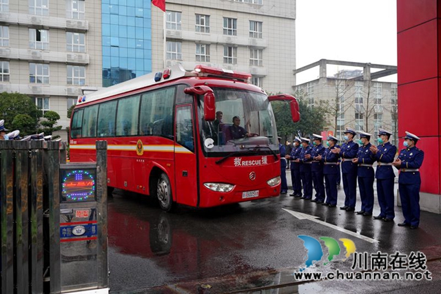 告別戰(zhàn)友，踏上新征程！44名瀘州籍新消防員即將開啟“火焰藍”生涯(圖10)
