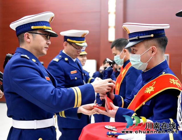 告別戰(zhàn)友，踏上新征程！44名瀘州籍新消防員即將開啟“火焰藍”生涯(圖14)