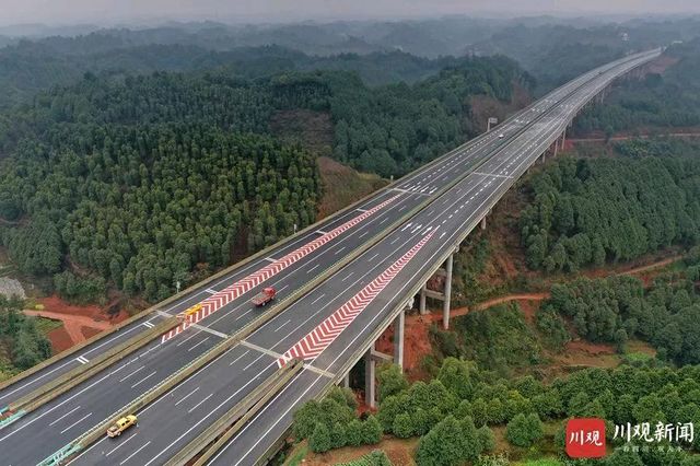 成宜高速90分鐘全線跑完！雙向6車道 年底試通車運營(圖5)