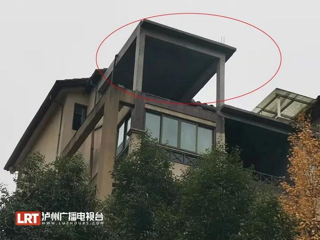 零容忍，瀘州沱三橋西班牙郡小區(qū)"樓上樓"被拆(圖1)