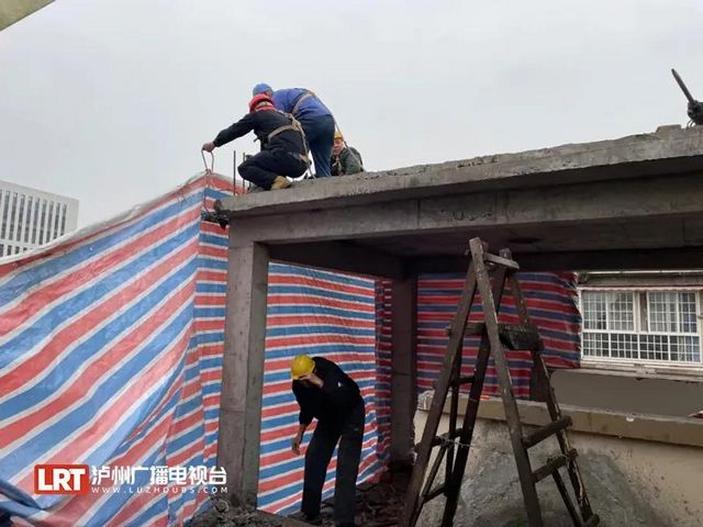 零容忍，瀘州沱三橋西班牙郡小區(qū)"樓上樓"被拆(圖2)
