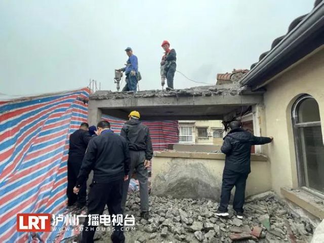 零容忍，瀘州沱三橋西班牙郡小區(qū)"樓上樓"被拆(圖6)
