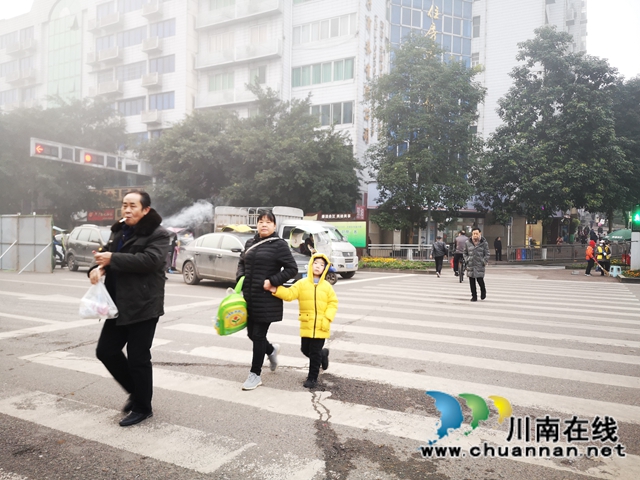 合江少岷路：早高峰秩序井然，綠色出行成美麗風景(圖1)