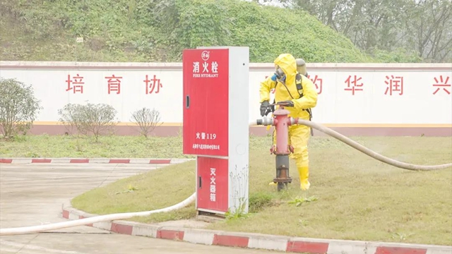 瀘州市消防救援支隊開展儲配站燃?xì)庑孤┦鹿示C合救援演練(圖5)