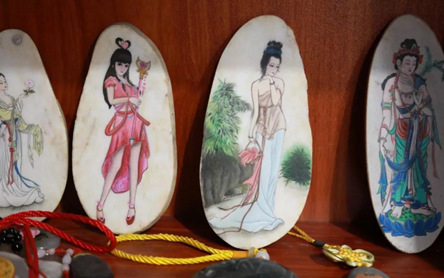 奇了！合江這女子在石頭上作畫(huà)，美得很！(圖11)