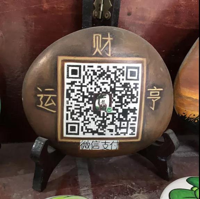 奇了！合江這女子在石頭上作畫(huà)，美得很！(圖4)