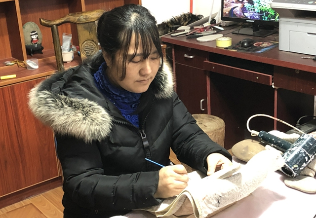 奇了！合江這女子在石頭上作畫(huà)，美得很！(圖6)