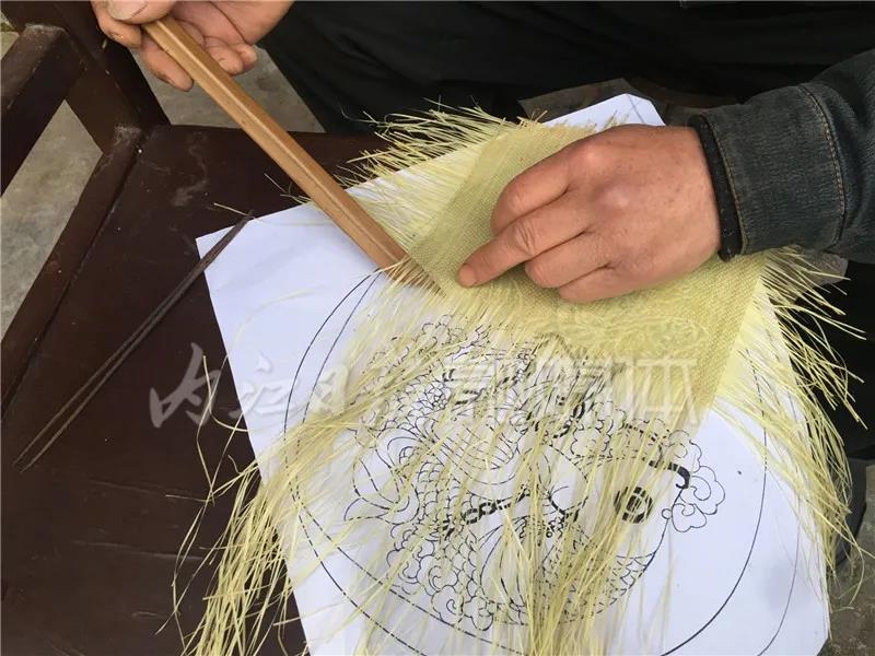 內(nèi)江這位老人，編！編！編！
