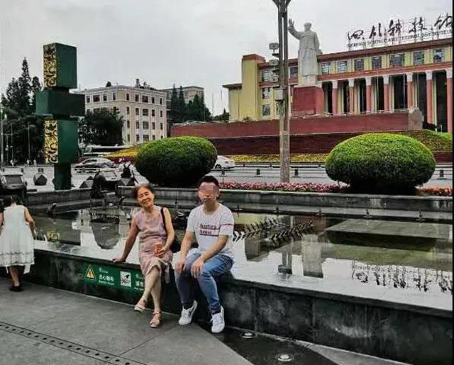 瀘州七旬奶奶捐資助學(xué)40多年，她的衣服都縫縫補(bǔ)補(bǔ)……(圖3)