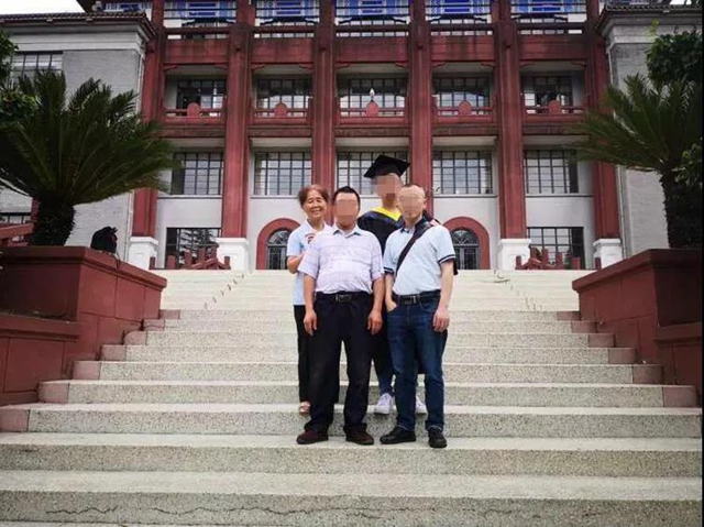 瀘州七旬奶奶捐資助學(xué)40多年，她的衣服都縫縫補(bǔ)補(bǔ)……(圖4)
