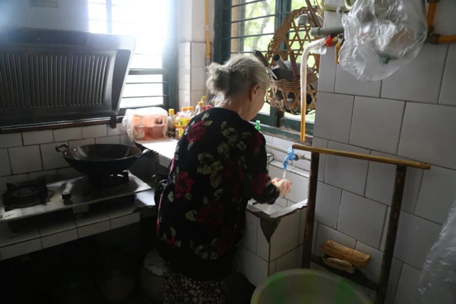 瀘州七旬奶奶捐資助學(xué)40多年，她的衣服都縫縫補(bǔ)補(bǔ)……(圖5)