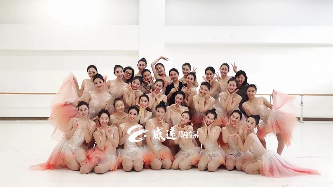 今年《朱鹮》！內(nèi)江姑娘再次“飛”上春晚舞臺(tái)(圖16)