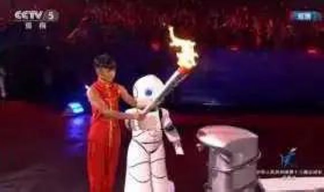 上班第一天遭眾人圍觀，瀘州市人醫(yī)這個(gè)新員工來頭不小(圖2)