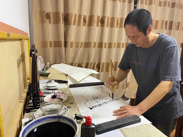 晚上賣烤魚，白天當(dāng)畫家，古藺這個(gè)男子太牛了！(圖3)