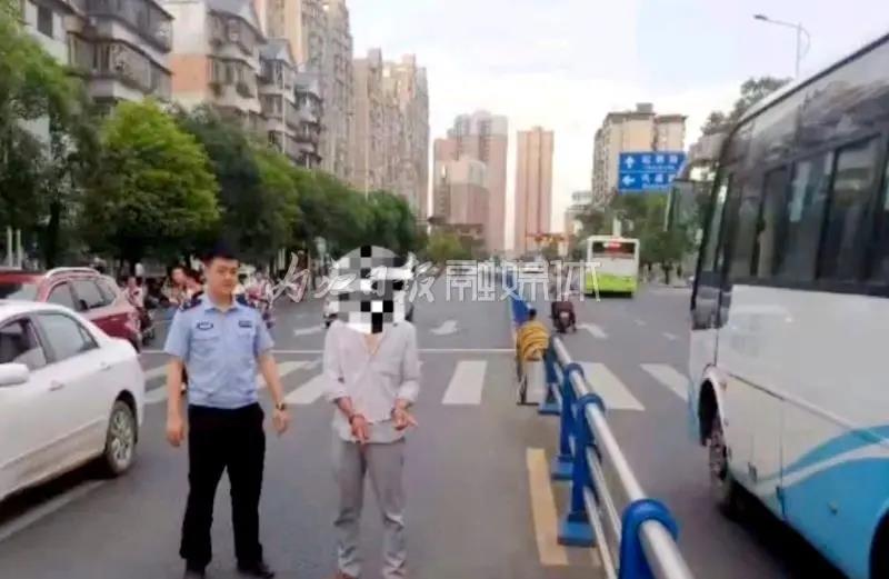 被拘！內(nèi)江一男子開(kāi)車撞壞隔離欄逃逸，居然是因?yàn)楦掀懦臣?圖1)