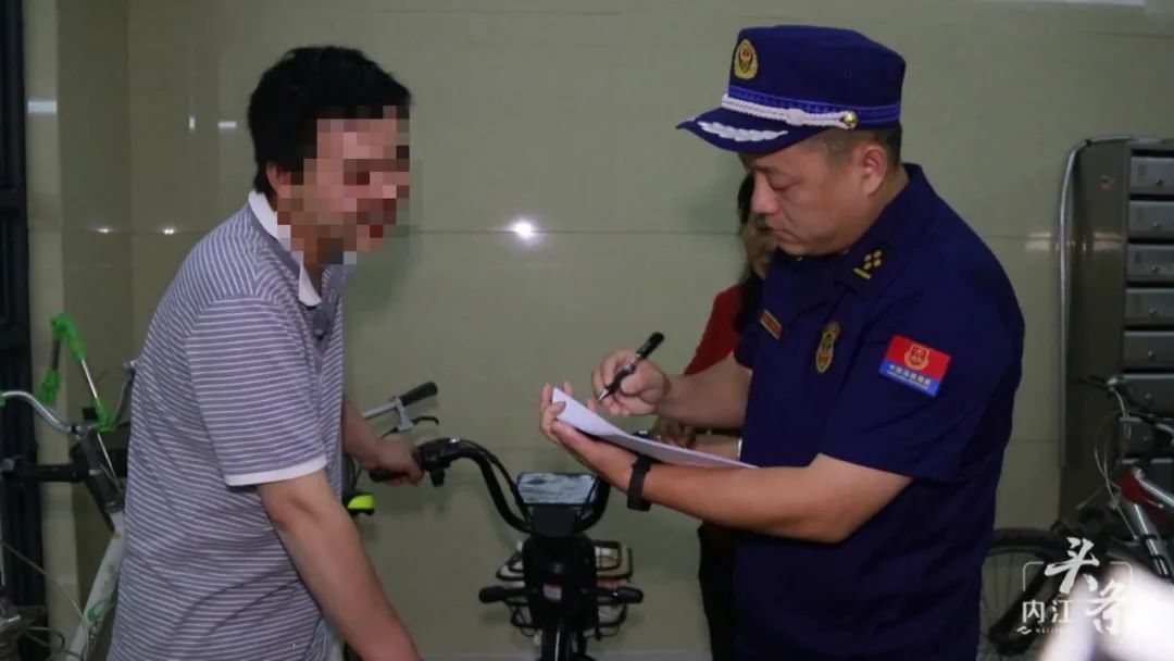 電瓶車(chē)違規(guī)停放，內(nèi)江開(kāi)出首張罰單！(圖1)