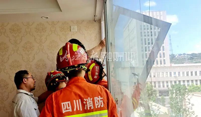 內(nèi)江119嗎？快來(lái)??！有個(gè)人被“吊”在了半空中！(圖3)