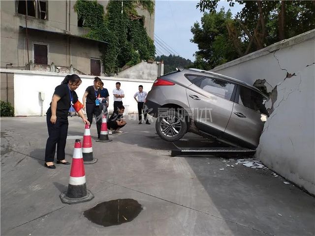 驚魂一幕！內(nèi)江城區(qū)，一轎車直接穿墻，幸無傷亡(圖1)