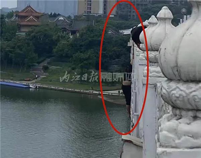 驚險(xiǎn)！內(nèi)江桐梓壩大橋上，“輕生男”遇上內(nèi)江輔警——(圖1)